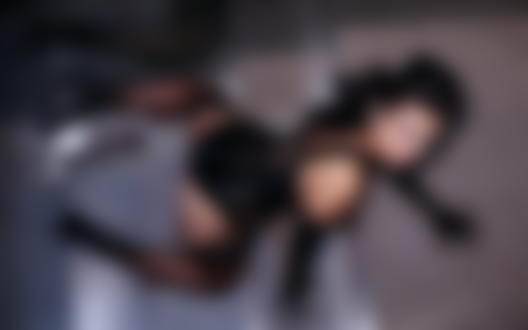 Обои на рабочий стол Сaroline aquino в чёрном костюме на лестнице