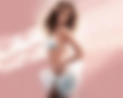 Обои на рабочий стол Модель Victoria`s Secret Ана Беатрис Баррош / Ana Beatriz Barros в нежном образе на розовом фоне