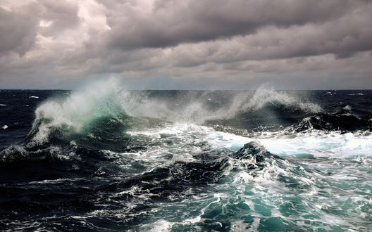 Обои на рабочий стол Штормовое море под низко нависшими свинцовыми тучами