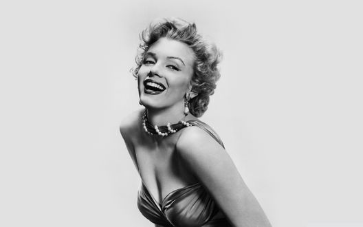 Обои на рабочий стол Чёрно-белое фото актрисы Мэрилин Монро / Marilyn Monroe в стиле пин-ап