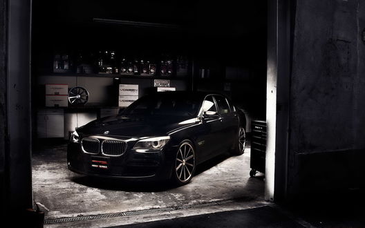 Обои на рабочий стол БМВ 750li черного цвета стоит в гараже