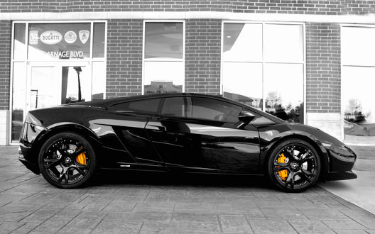 Обои на рабочий стол Lamborghini gallardo lp560 черного цвета стоит у магазина