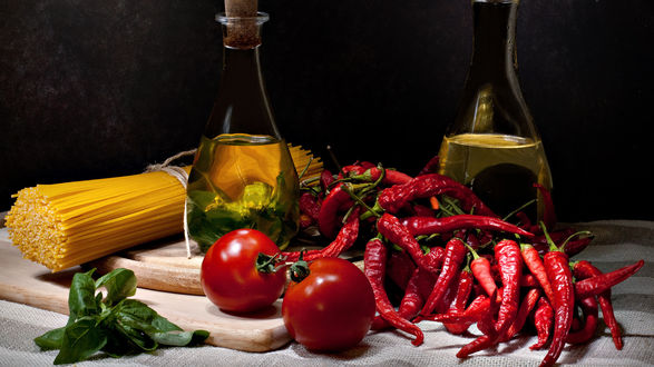 Обои на рабочий стол Спагетти, перец, помидор, масло, уксус