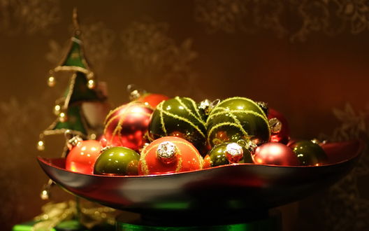 Обои на рабочий стол Миска с новогодними игрушками