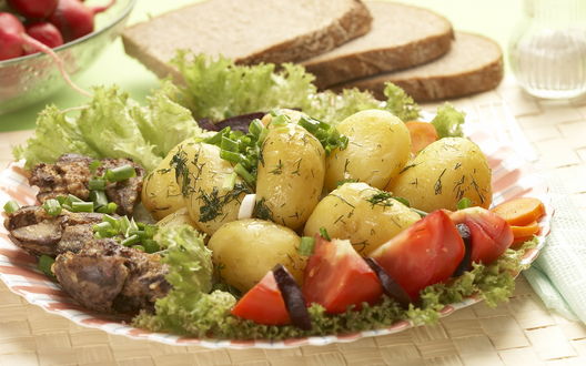 Обои на рабочий стол Вперённый картофель с мясом и овощами