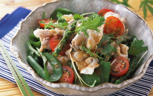 Обои на рабочий стол Салат с овощами и кусочками курицы