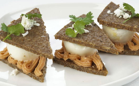 Обои на рабочий стол Закуска с яйцом и сыром