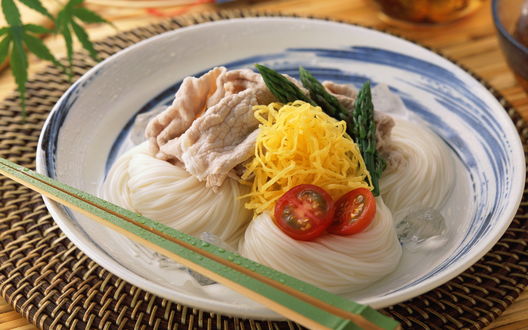 Обои на рабочий стол Вермишель, спаржа и мясо