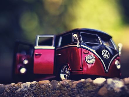 Обои на рабочий стол Игрушечная машинка Фольксваген / Volkswagen стоит на камушках