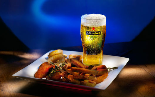 Обои на рабочий стол Пиво Heineken и сухарики