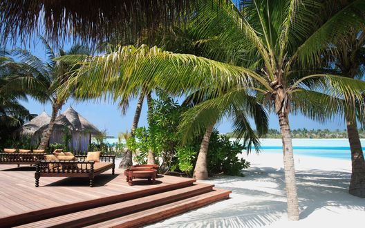 Обои на рабочий стол Пляж на курорте в Мальдивах / Maldives