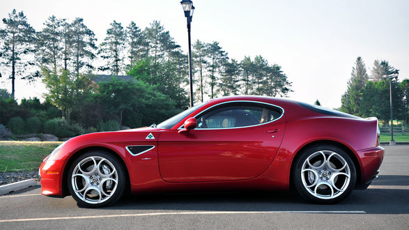 Обои на рабочий стол Alfa Romeo 8c / Альфа Ромео в лесопарке