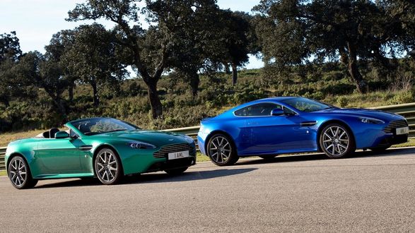 Обои на рабочий стол Aston Martin / Астон Мартин v8 vantage на природе