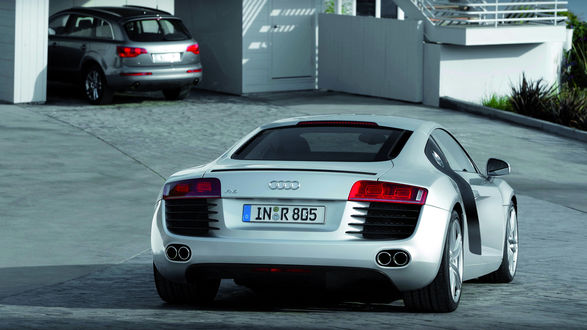 Обои на рабочий стол Audi R8 / Ауди у гаража