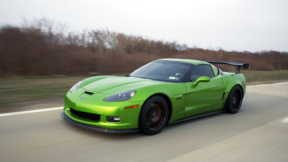 Обои на рабочий стол Corvette / Корвет едет по трассе на большой скорости