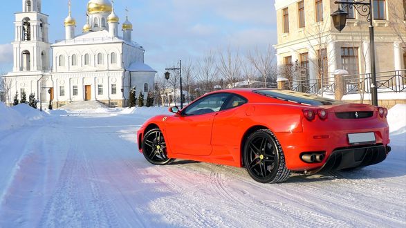 Обои на рабочий стол Ferrari 430 / Феррари 430 зимой около православного храма