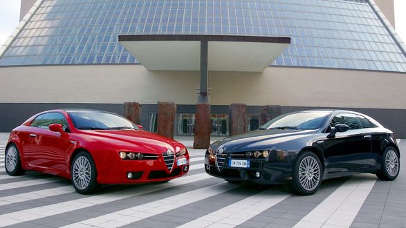 Обои на рабочий стол Alfa Romeo / Альфа Ромео стоят у входа в здание