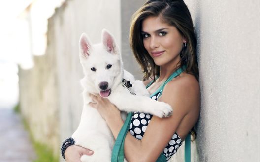 Обои на рабочий стол Модель Анахи Гонсалес / Anahi Gonzales с очаровательным белым щенком на руках