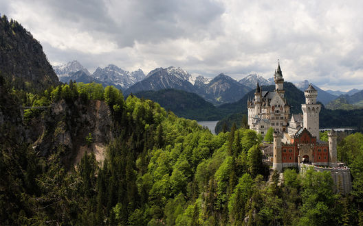 Обои на рабочий стол Замок Нойшванштайн / Schloß Neuschwanstein, «Новый лебединый утес» — замок XIX века около городка Фюссен и Замка Хоэншвангау в юго-западной Баварии, недалеко от австрийской границы