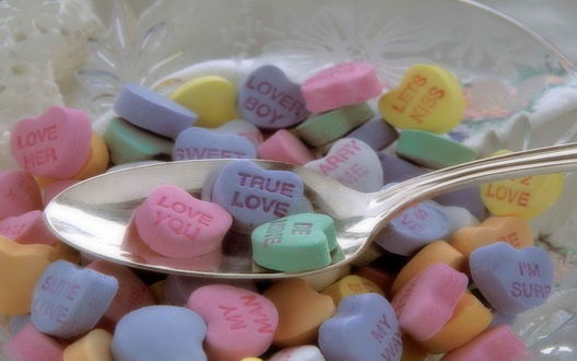 Обои на рабочий стол Аппетитные сердечки с различными надписями (Love You, True Love ,Lover Boy....)