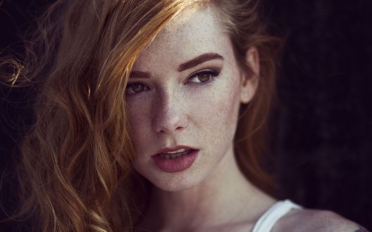 Обои на рабочий стол Красивая рыжеволосая девушка Хэтти Ватсон / Hattie Watson