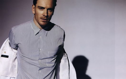 Обои на рабочий стол Майкл Фассбендер / Michael Fassbender снимает пиджак