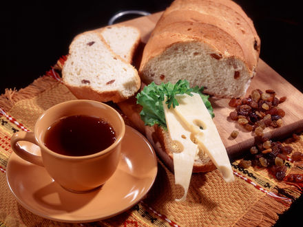 Обои на рабочий стол Хлеб с изюмом и сыром, рядом чай