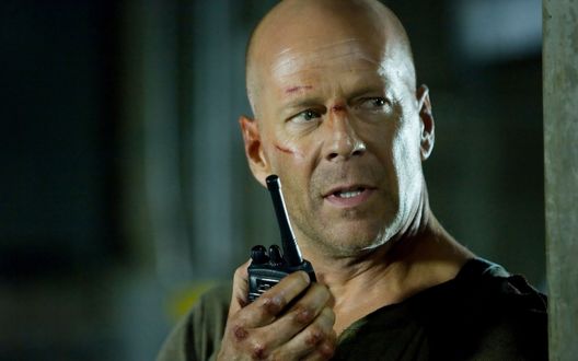 Обои на рабочий стол Брюс Уиллис / Bruce Willis с рацией в роли Джона Макклейна / John McClain в фильме *Крепкий Орешек* / *Die Hard*