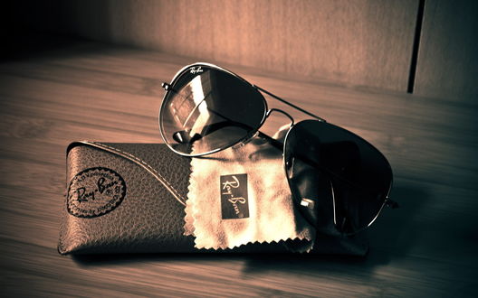 Обои на рабочий стол Очки и футляр от Ray - Ban / Рей - бан