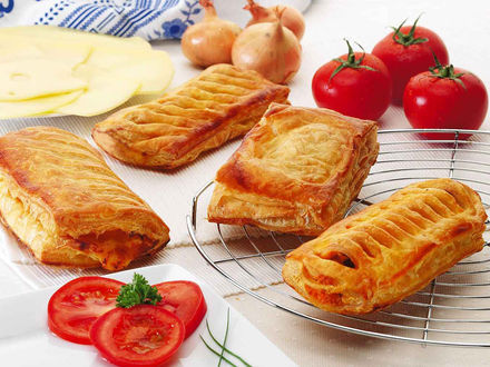 Обои на рабочий стол Свежеиспеченные слойки с сыром, луком и томатами