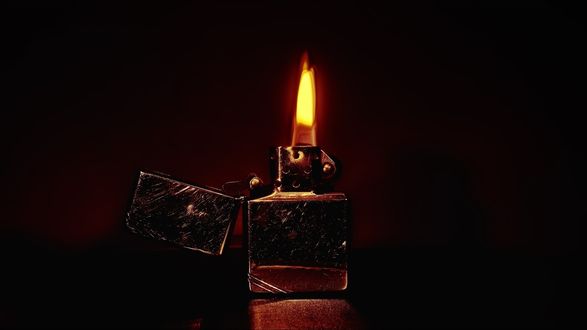 Обои на рабочий стол Горящая зажигалка Zippo