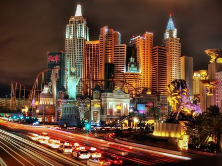 Обои на рабочий стол На фоне зданий Las Vegas / Лос-Вегаса видны Капитолий, Статуя Свободы, лев на постаменте