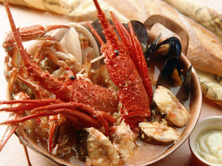 Обои на рабочий стол Устрицы, омар, рыба и соус