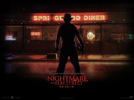 Обои на рабочий стол Фрэдди Крюгер / Freddy Krueger стоит под дождем напротив закусочной (Springwood diner), фильм Кошмар на улице вязов / A Nightmare on Elm Street (Welcome to Your New Nightmare)
