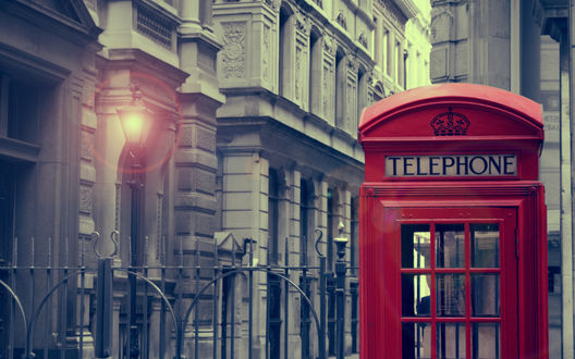 Обои на рабочий стол Красная телефонна будка на улице Лондона (Telephone)