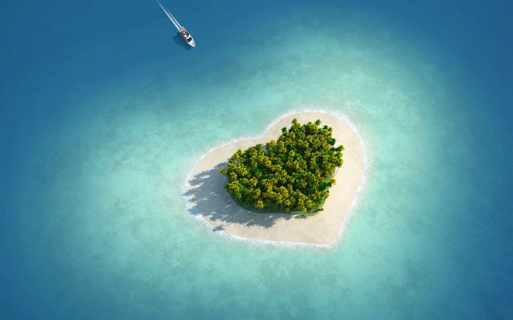 Обои для рабочего стола К острову любви в форме сердца, заросшему пальмами, направляется катер