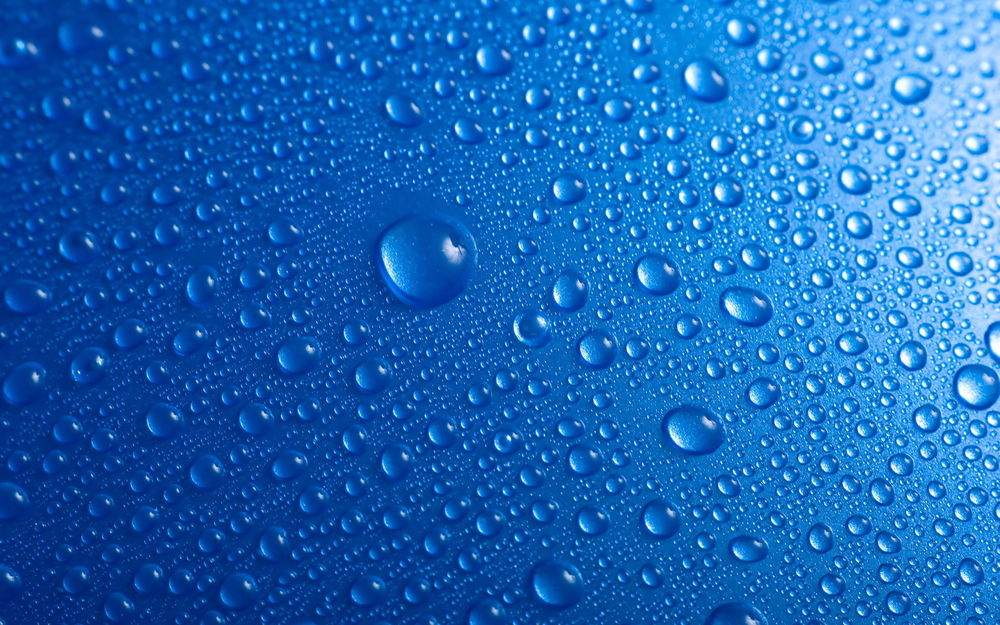 Обои для рабочего стола Капли воды на голубом фоне