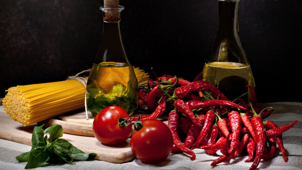 Обои для рабочего стола Спагетти, перец, помидор, масло, уксус
