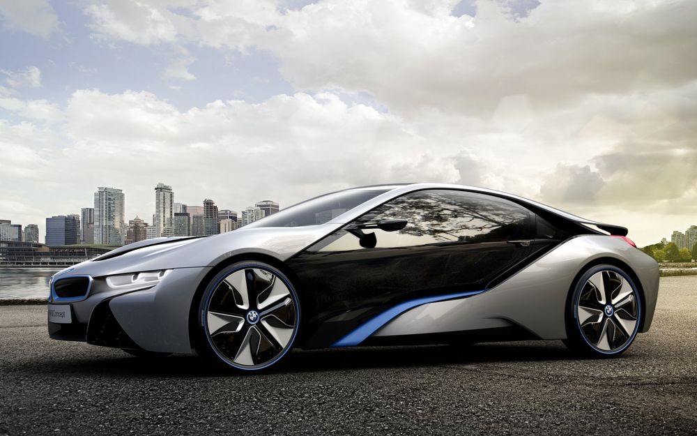 Обои для рабочего стола Машина BMW I8 Concept / БМВ И8 Концепт на фоне мегаполиса и серого неба