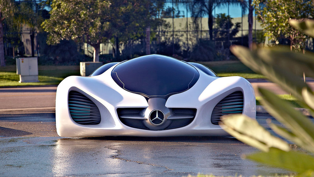 Обои для рабочего стола Белый Mercedes Biome 2010 Concept Art / Мерседес Биом 2010 Концепт Арт стоит на мокрой от дождя дороге