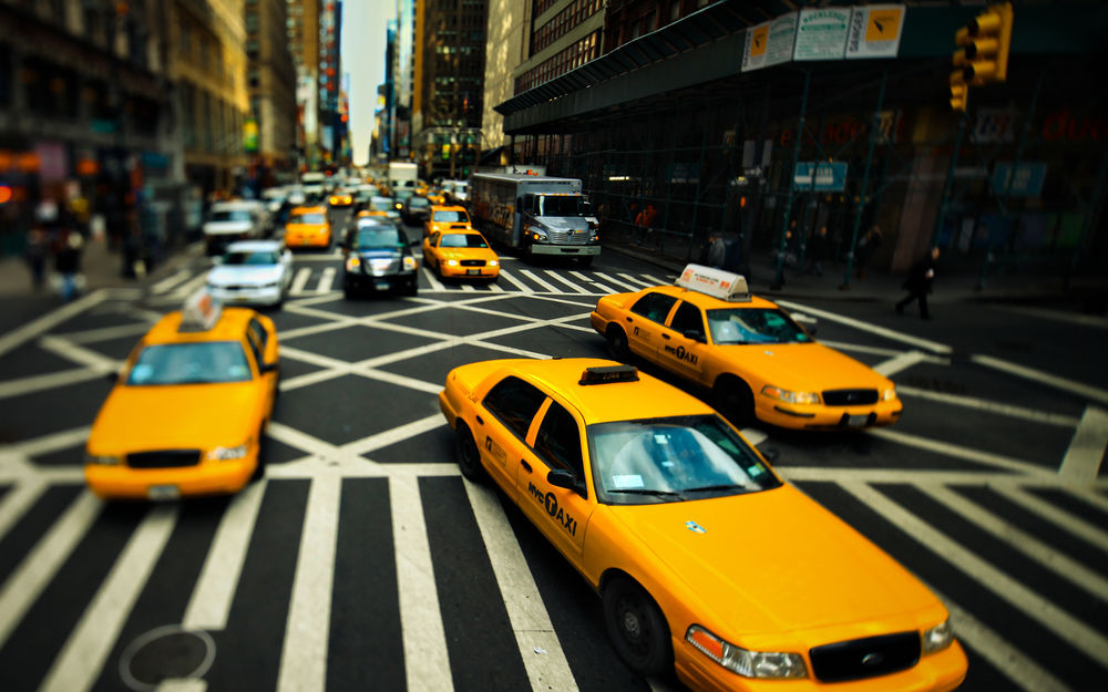 Обои для рабочего стола Желтое такси на дорогах Нью-Йорка