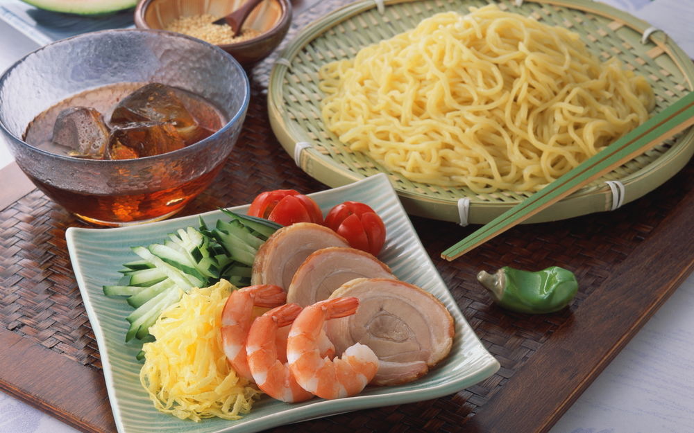 Обои для рабочего стола Вермишель, креветки и кусочки мяса