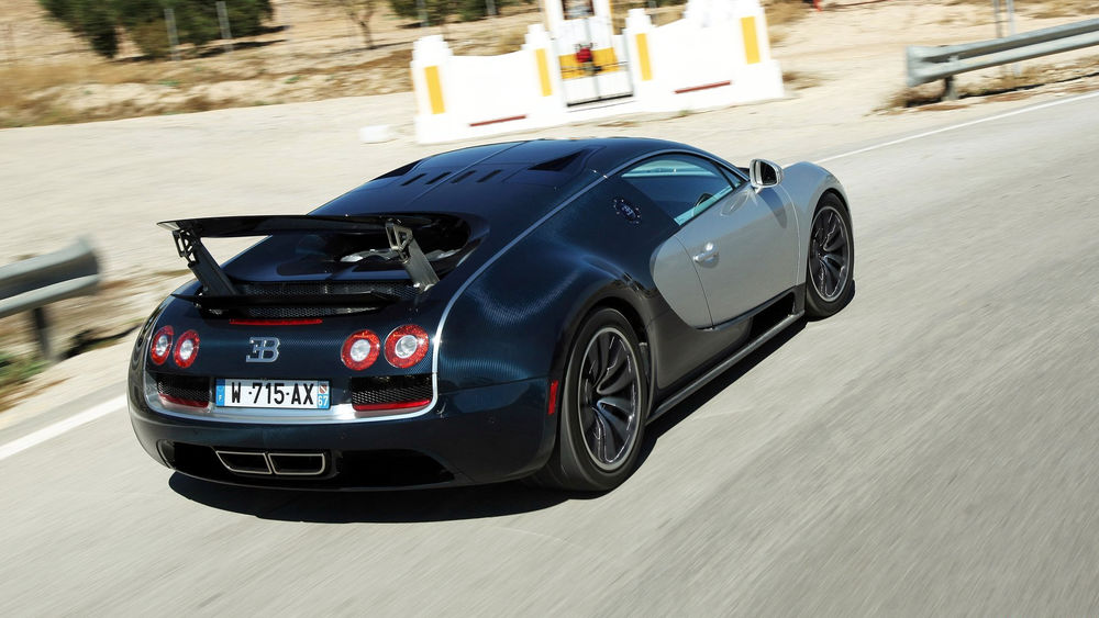 Обои для рабочего стола Bugatti Veyron / Бугатти Вейрон несется по дороге