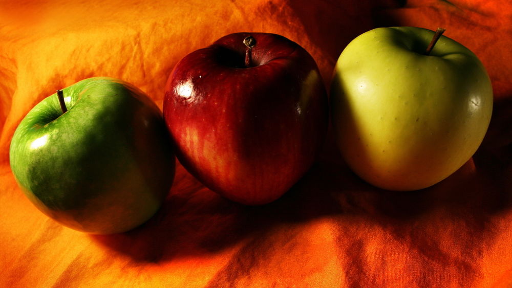 На столе лежат 7 яблок это