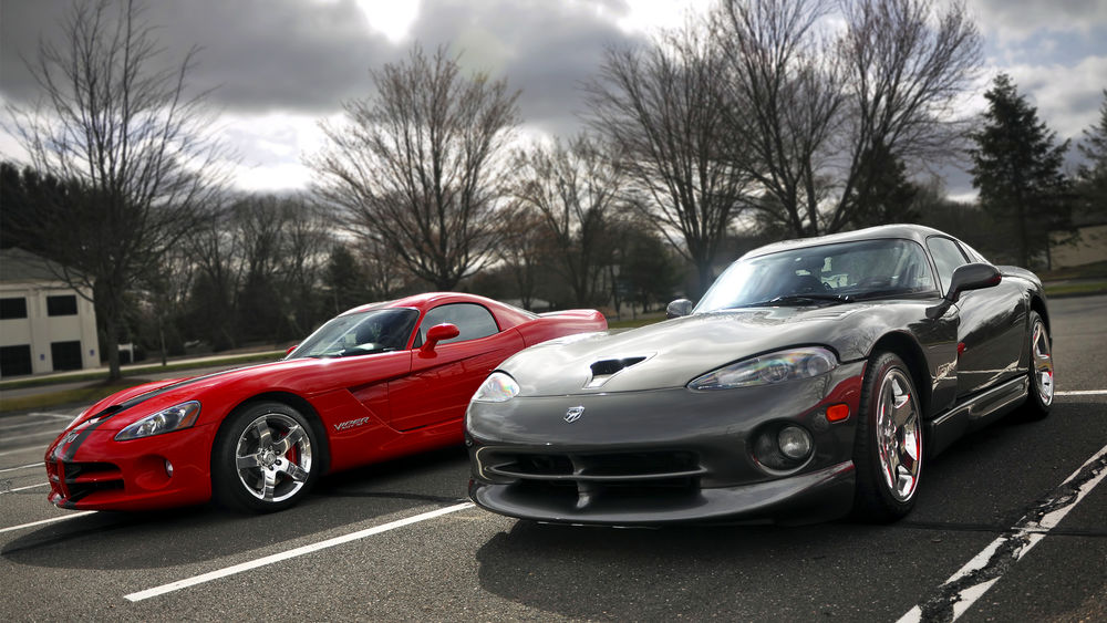 Обои для рабочего стола Dodge Viper / Додж Випер на дороге, вдали деревья