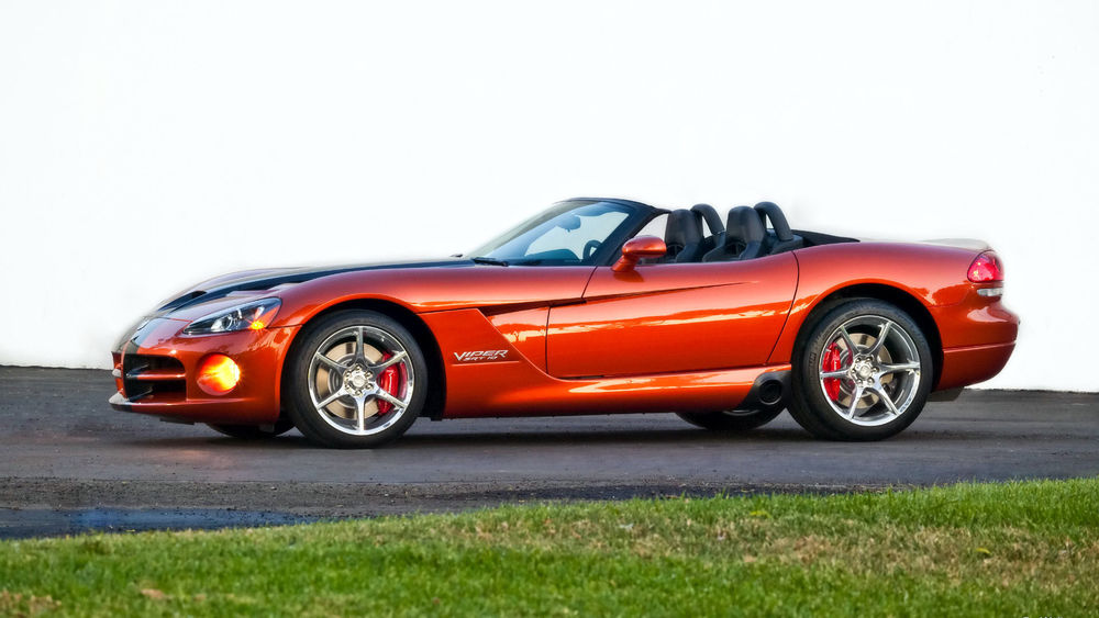 Обои для рабочего стола Dodge Viper_srt10 / Додж Випер на дороге