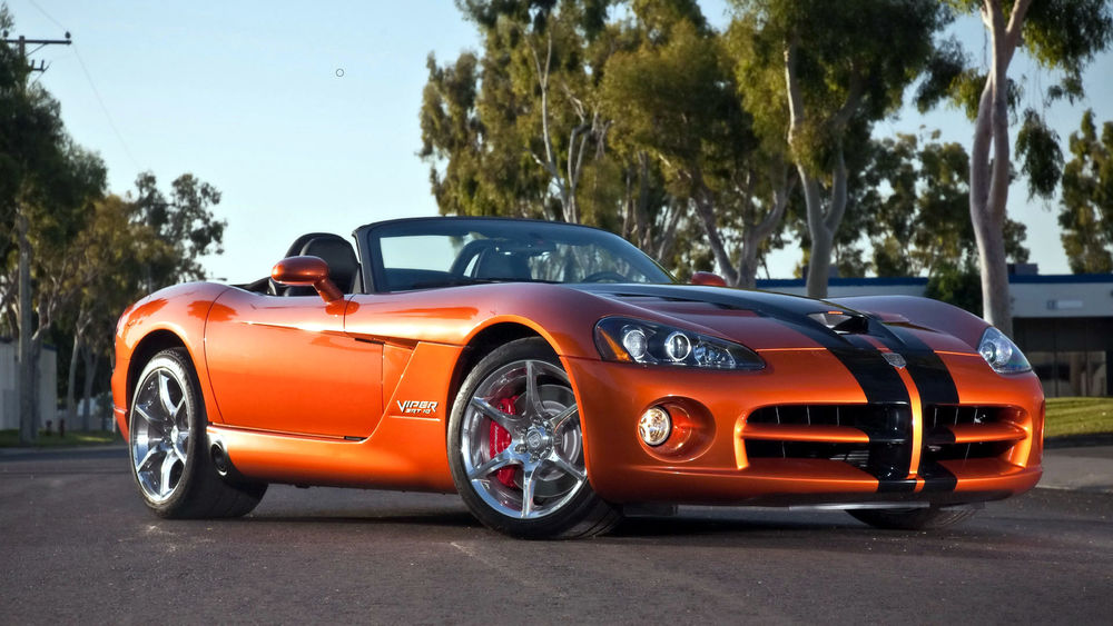 Обои для рабочего стола Dodge Viper_srt10 / Додж Випер на улице города