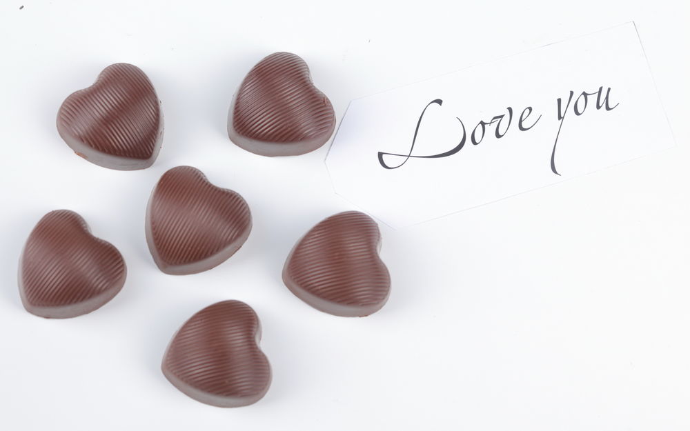 Обои для рабочего стола Love you и шоколадные конфеты в виде сердец