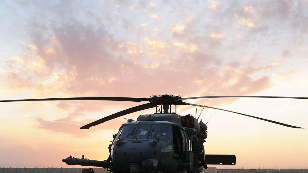 Обои для рабочего стола Вертолет HH-60G Pave Hawk на военной базе