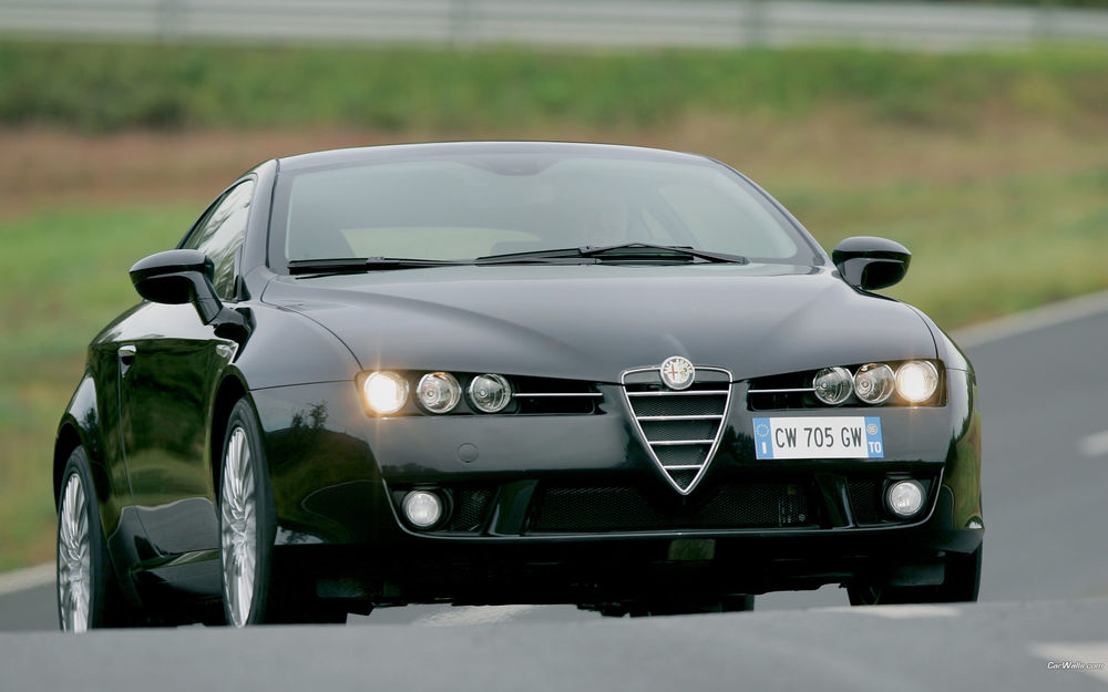 Обои для рабочего стола Черная Alfa Romeo Brera / Альфа Ромео Брера мчится по дороге